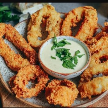 Calamars frits sauce tartare.